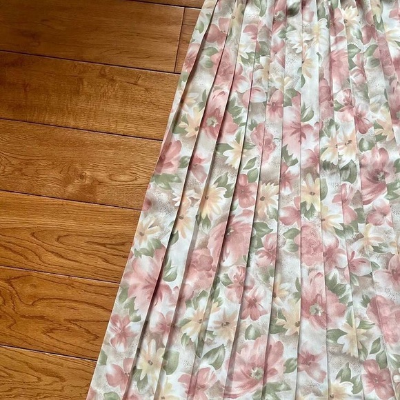 Vintage floral pleated skirt 🌸🌺 - Picture 3 of 4
